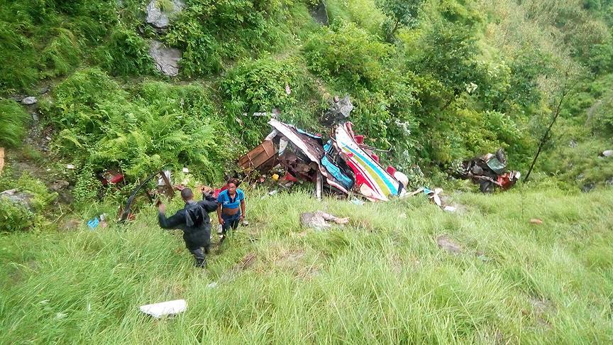 Nepal de otobüs devrildi: 33 ölü!